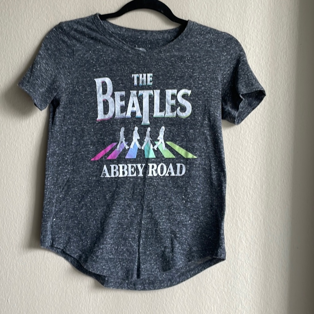Classic design tee slight V- neck